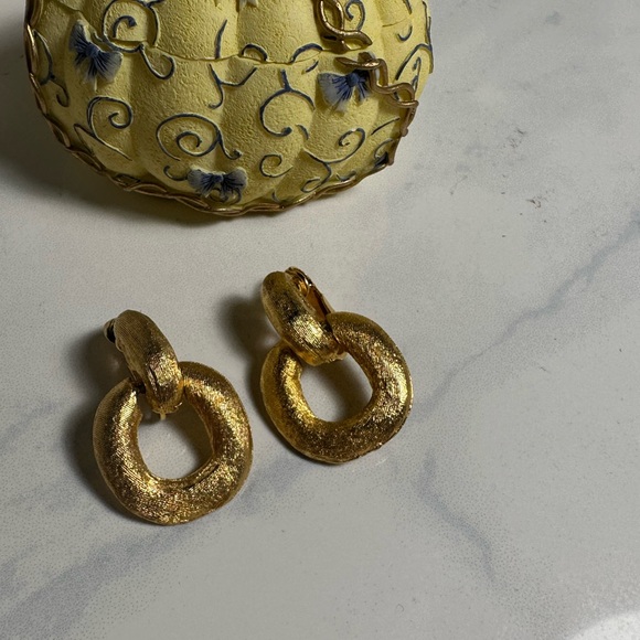 Vintage Gold Tone Door Knocker’s Earrings Clip On - Picture 6 of 7
